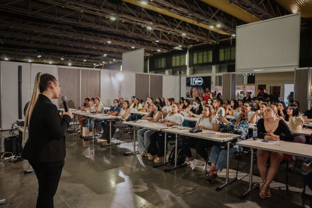 Daymaris Castillo enseñando micropigmentación ante colegas en un evento de formación