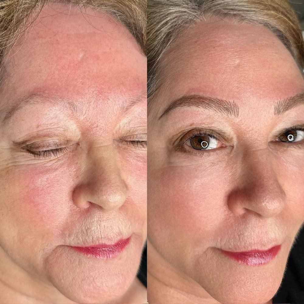 Antes y después de microblading en clienta adulta: cejas despobladas restauradas con un trazo natural