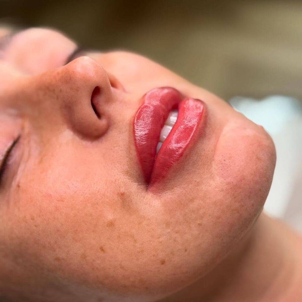 Resultado inmediato de micropigmentación de labios, recién terminada la sesión