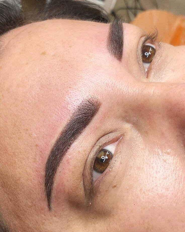 Resultado de powder brows: cejas con efecto sombreado tipo maquillaje, definidas y de aspecto uniforme