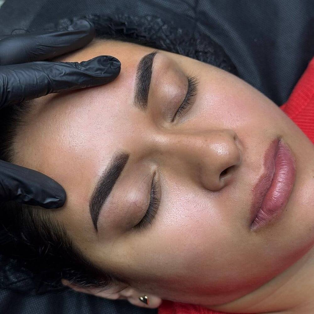 Resultado de powder brows con degradado suave en la cabeza de la ceja y mayor definición en la cola